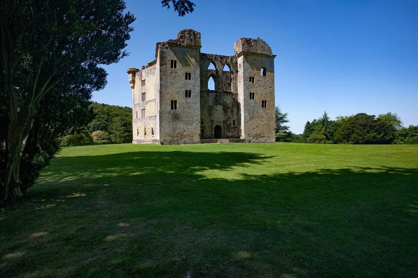 Ruinen des Old Wardour Castle in Wiltshire im Vereinigten Königreich tagsüber.