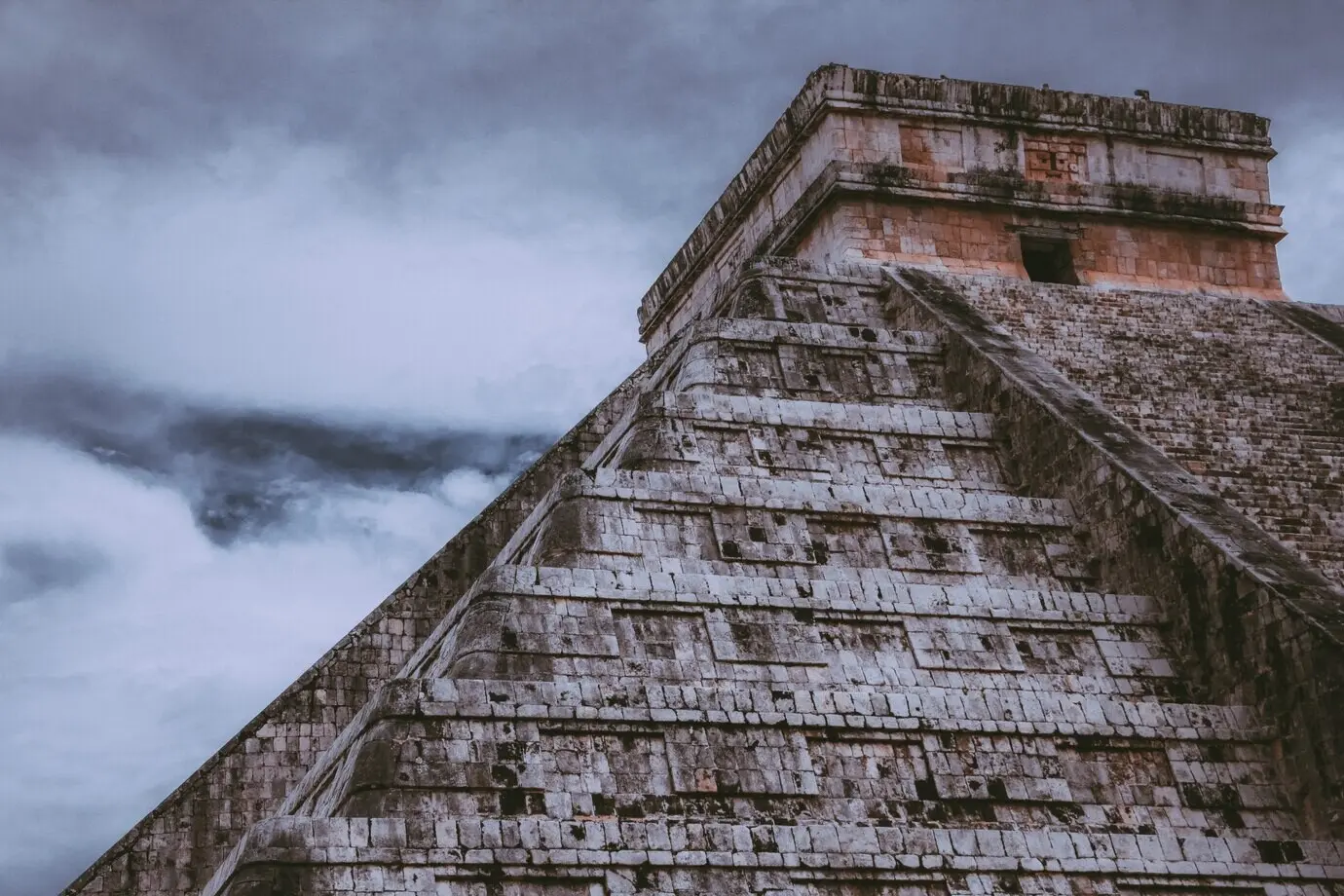Schöne Aufnahme von Chichen Itza mit bewölktem Himmel.